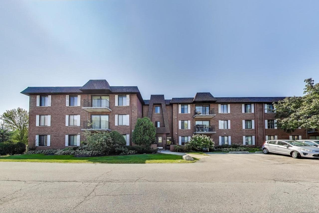 100 Clubhouse Ln. #206, Lake Zurich, IL 60047