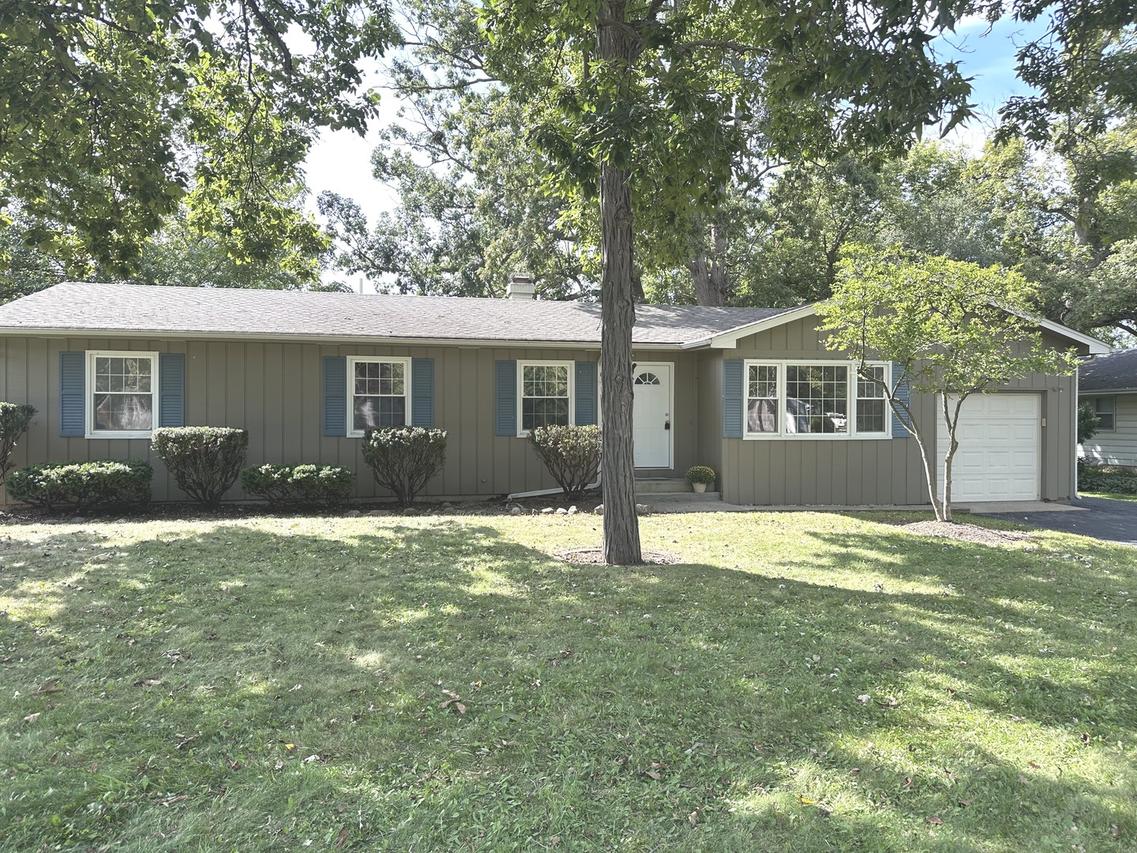 6815 Meadow Dr., Crystal Lake, IL 60012