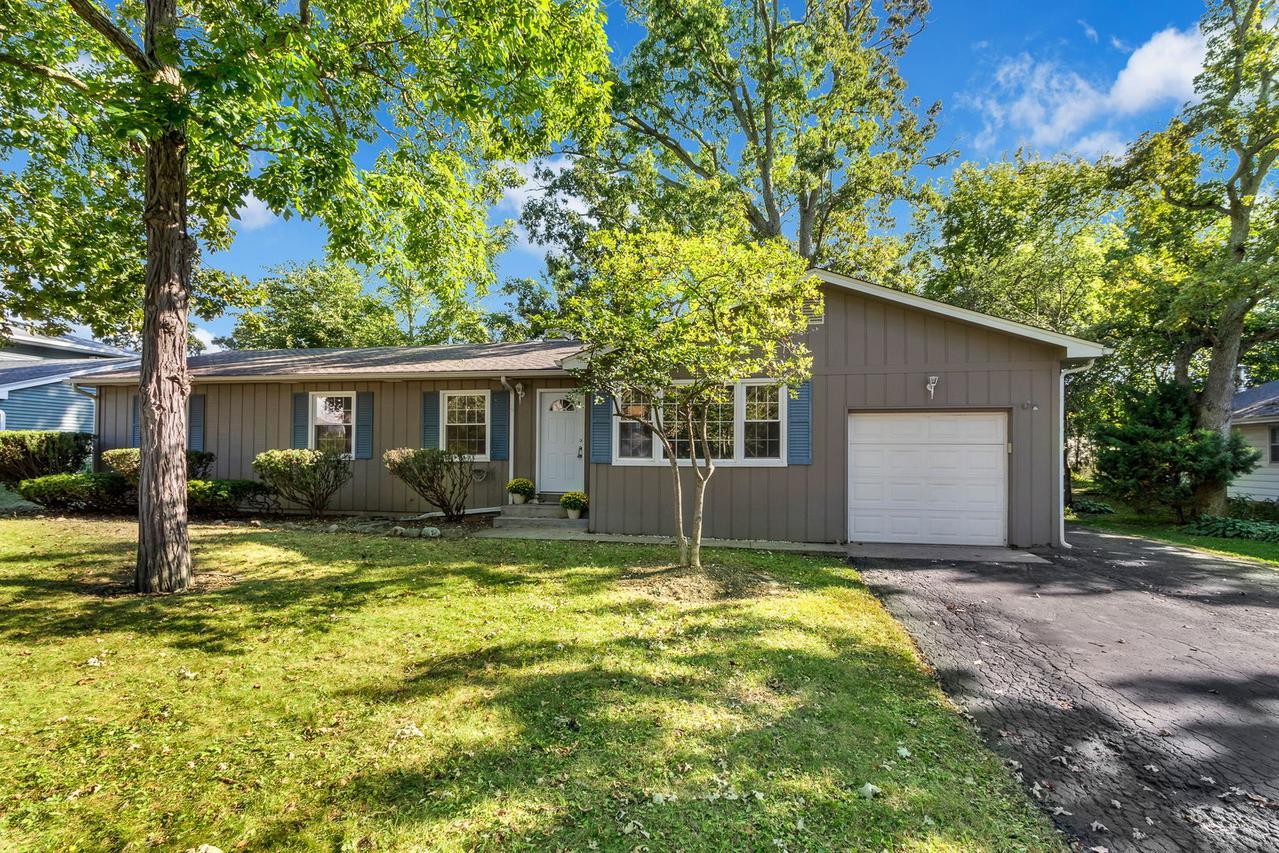6815 Meadow Dr., Crystal Lake, IL 60012