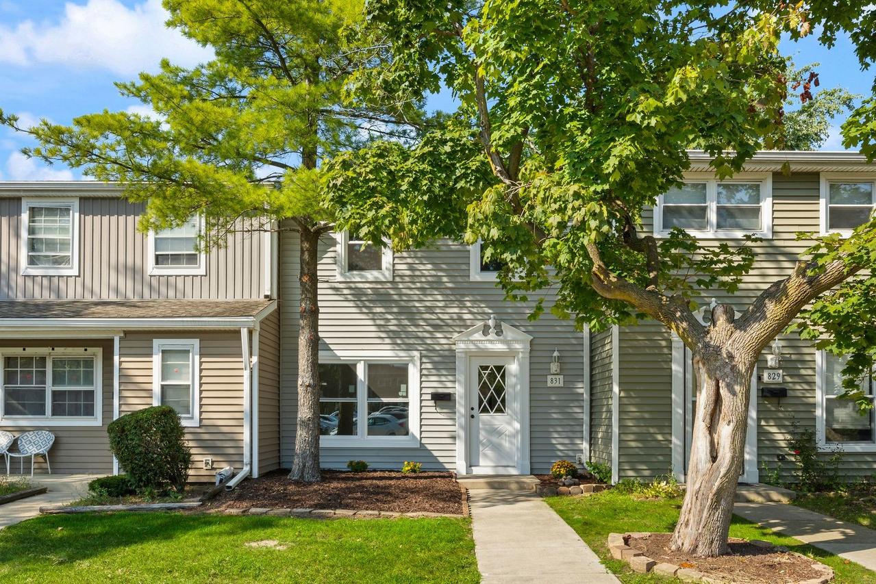 831 Mansfield Ct., Schaumburg, IL 60194