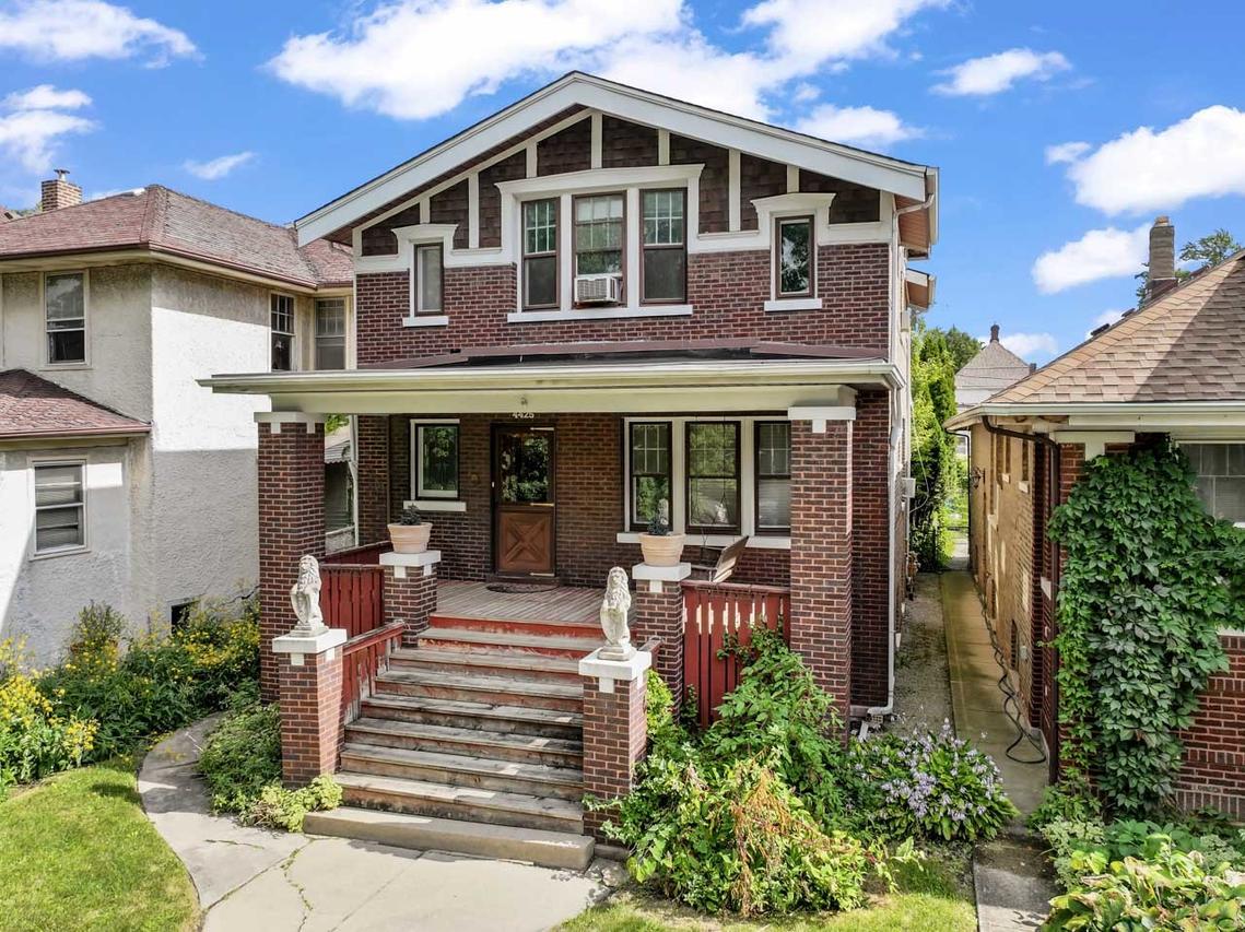 4425 N Sacramento Ave., Chicago, IL 60625
