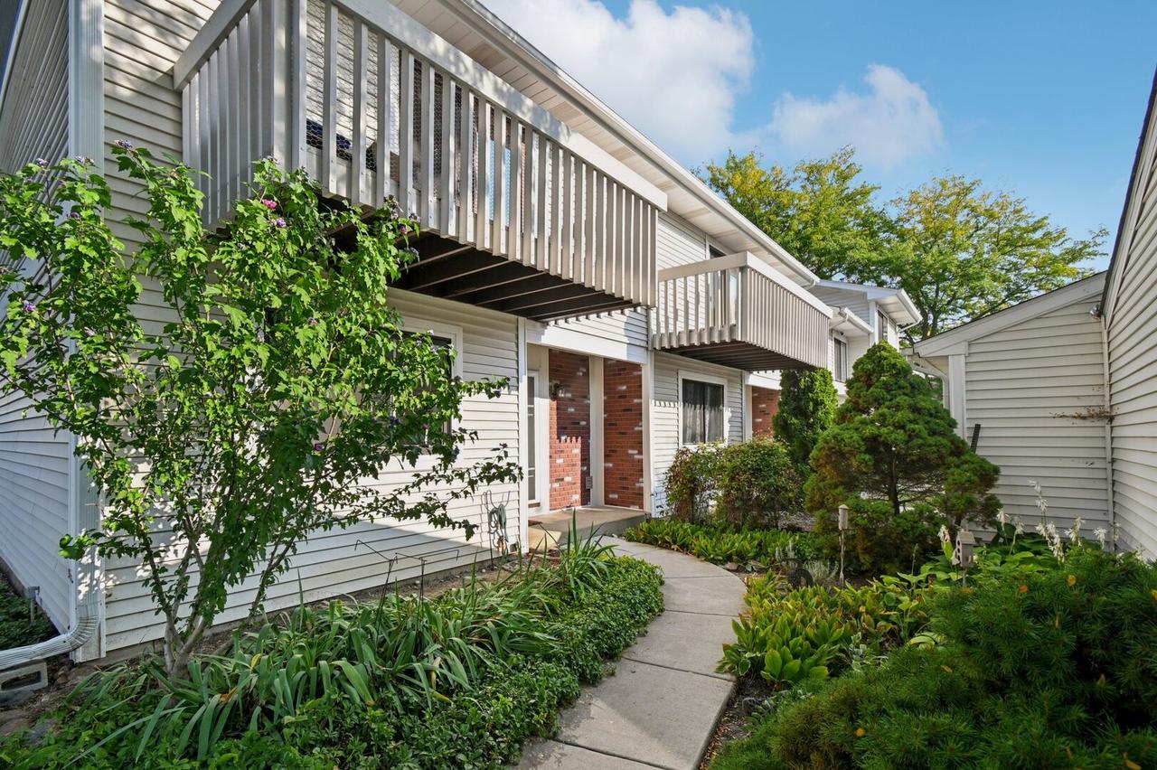 1049 Kingston Ct., Vernon Hills, IL 60061