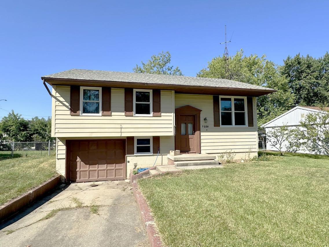 1228 Mount Vernon Dr., Bloomington, IL 61704