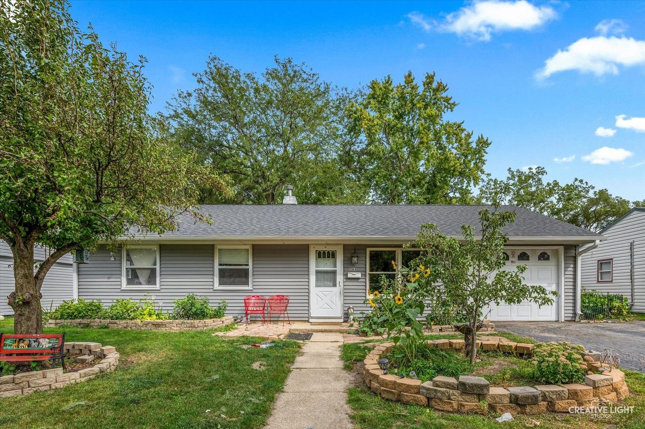 1563 Cambridge Ave., Aurora, IL 60506