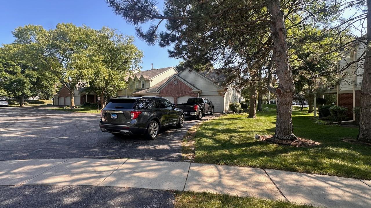 1301 Timberwood Ct. #D1, Schaumburg, IL 60193