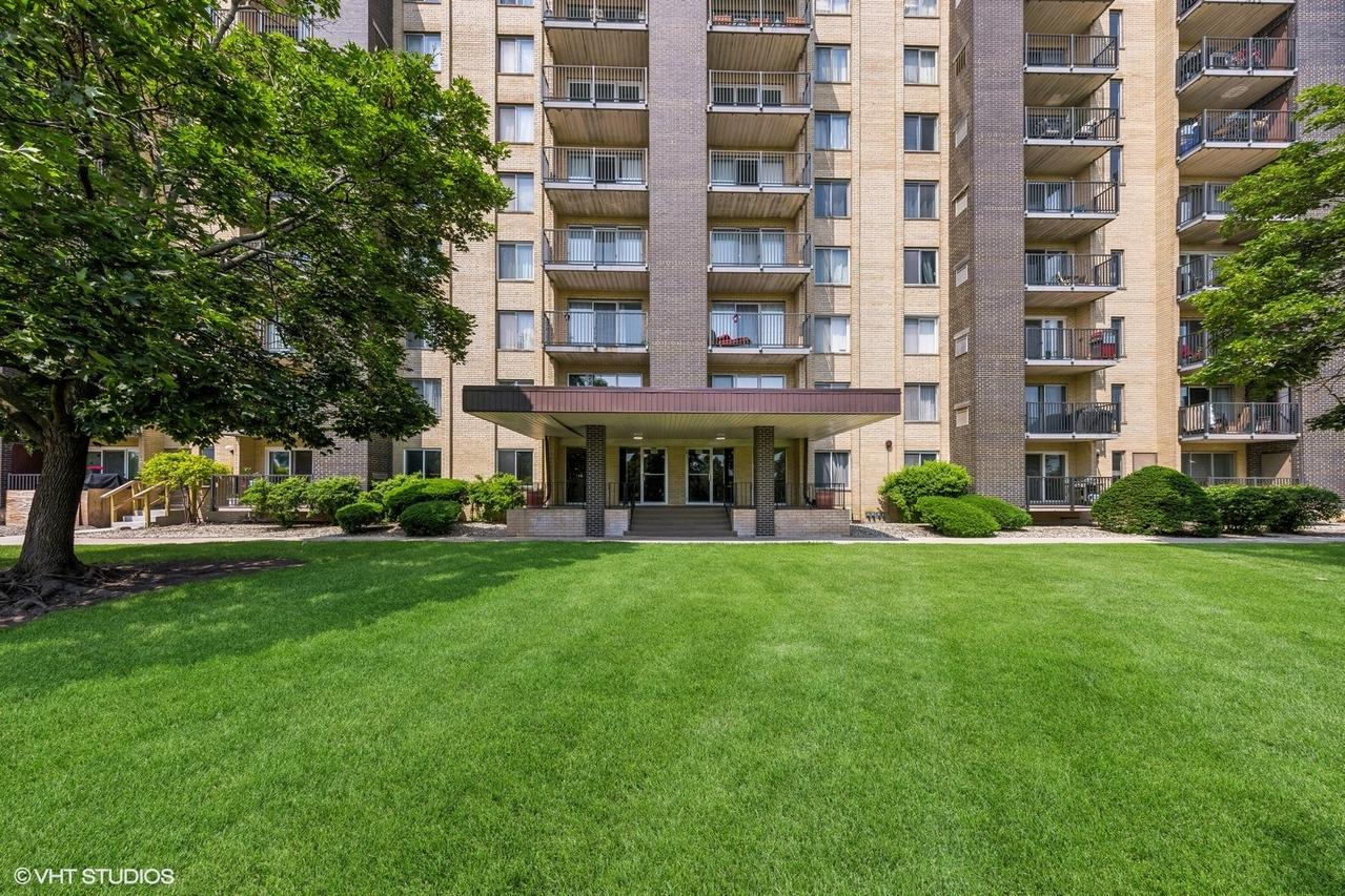 5400 Walnut Ave. #214, Downers Grove, IL 60515