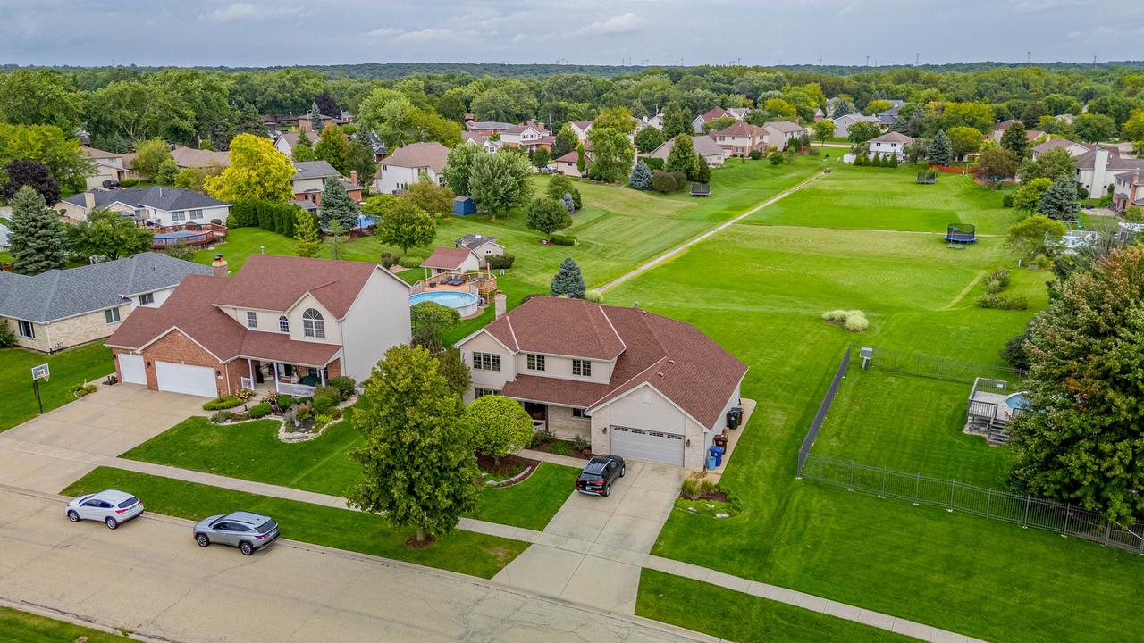 450 Kingston Dr., New Lenox, IL 60451