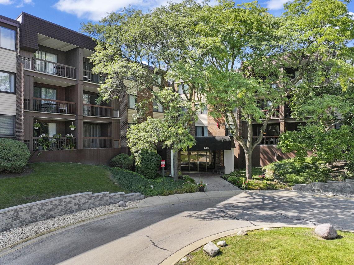 440 Raintree Ct. #1M, Glen Ellyn, IL 60137