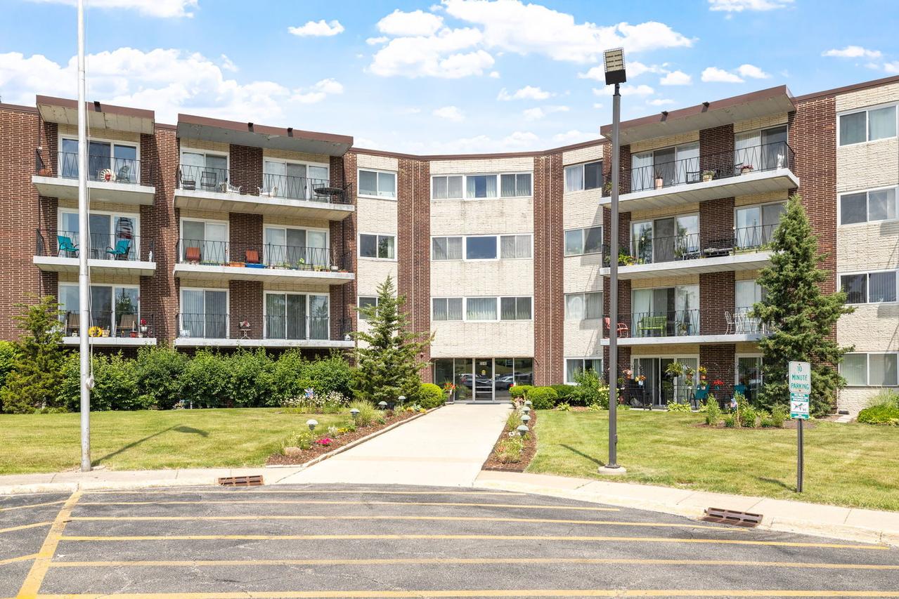 5540 Walnut Ave. #11B, Downers Grove, IL 60515