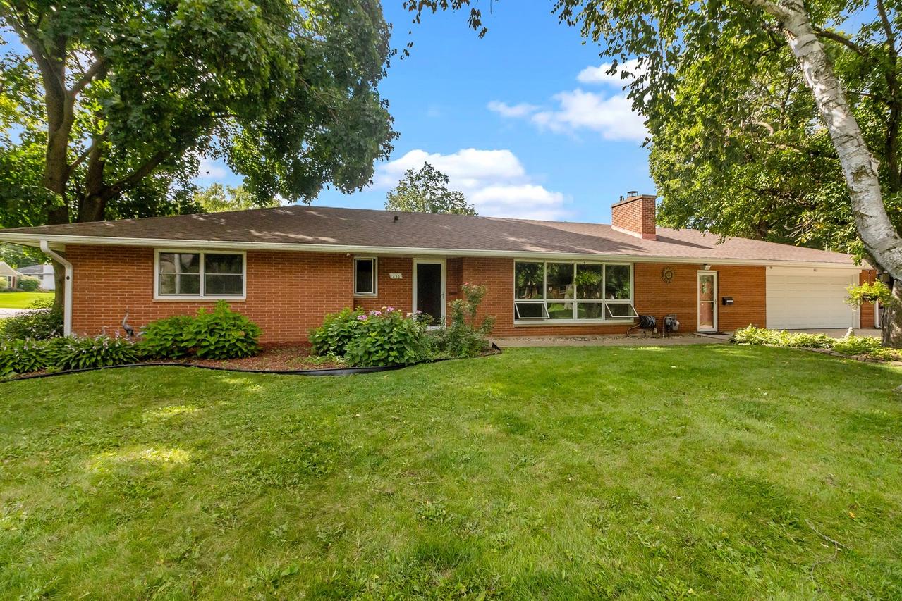 430 Laurel Ave., Woodstock, IL 60098