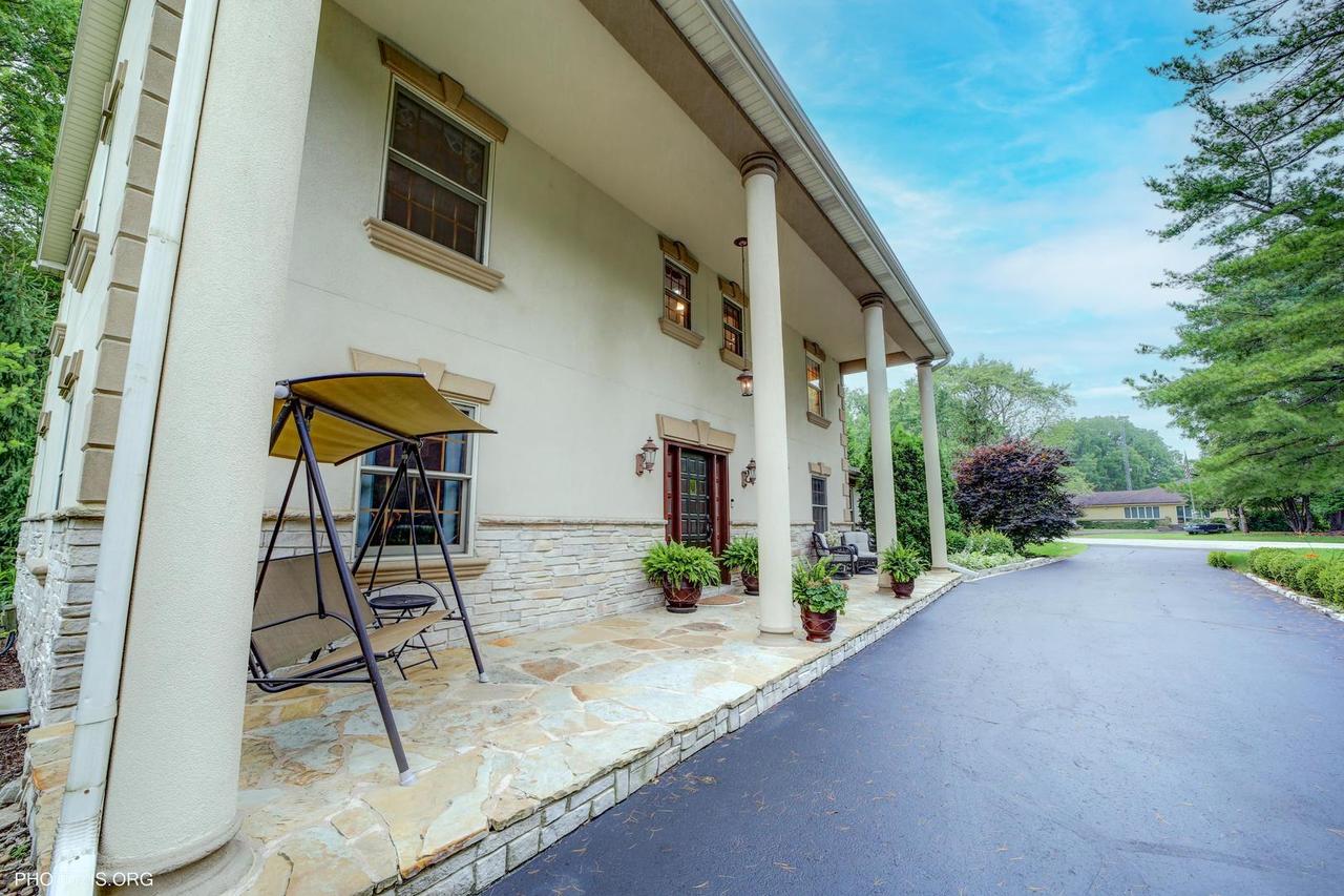 227 Stratford Ln., Inverness, IL 60010
