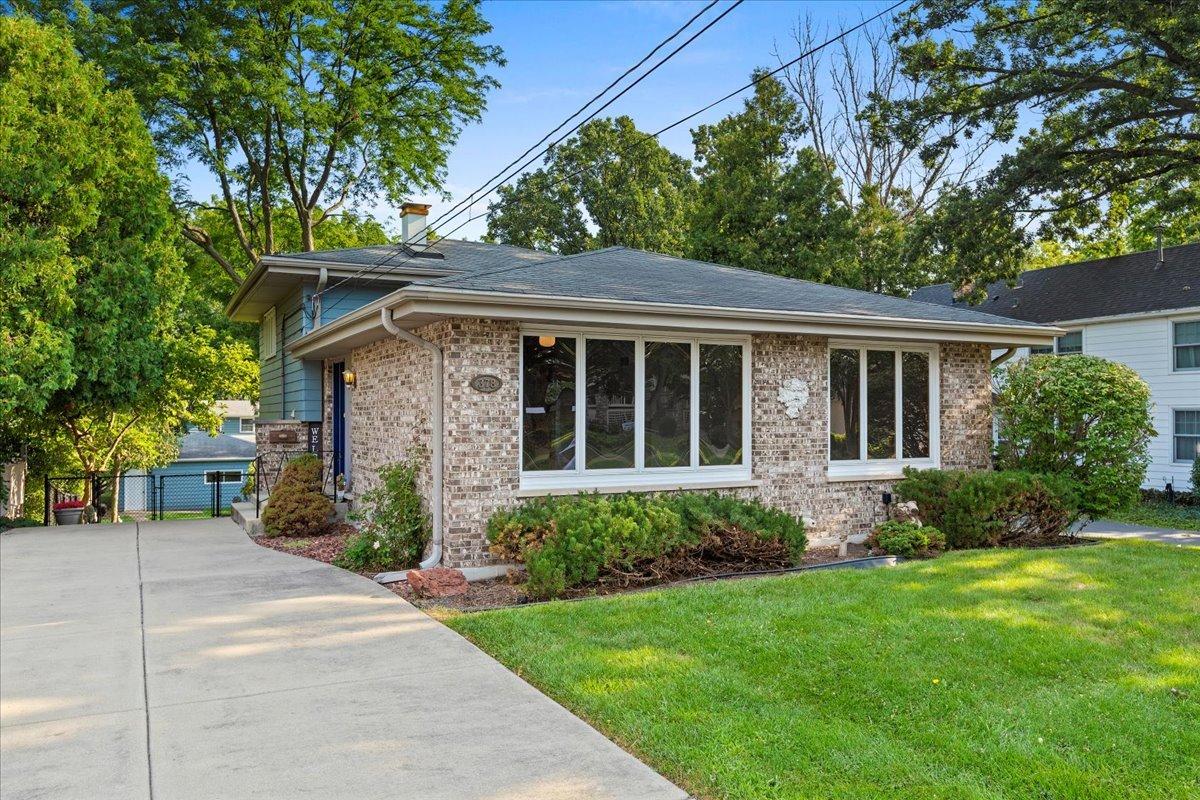 378 Hillside Ave., Glen Ellyn, IL 60137
