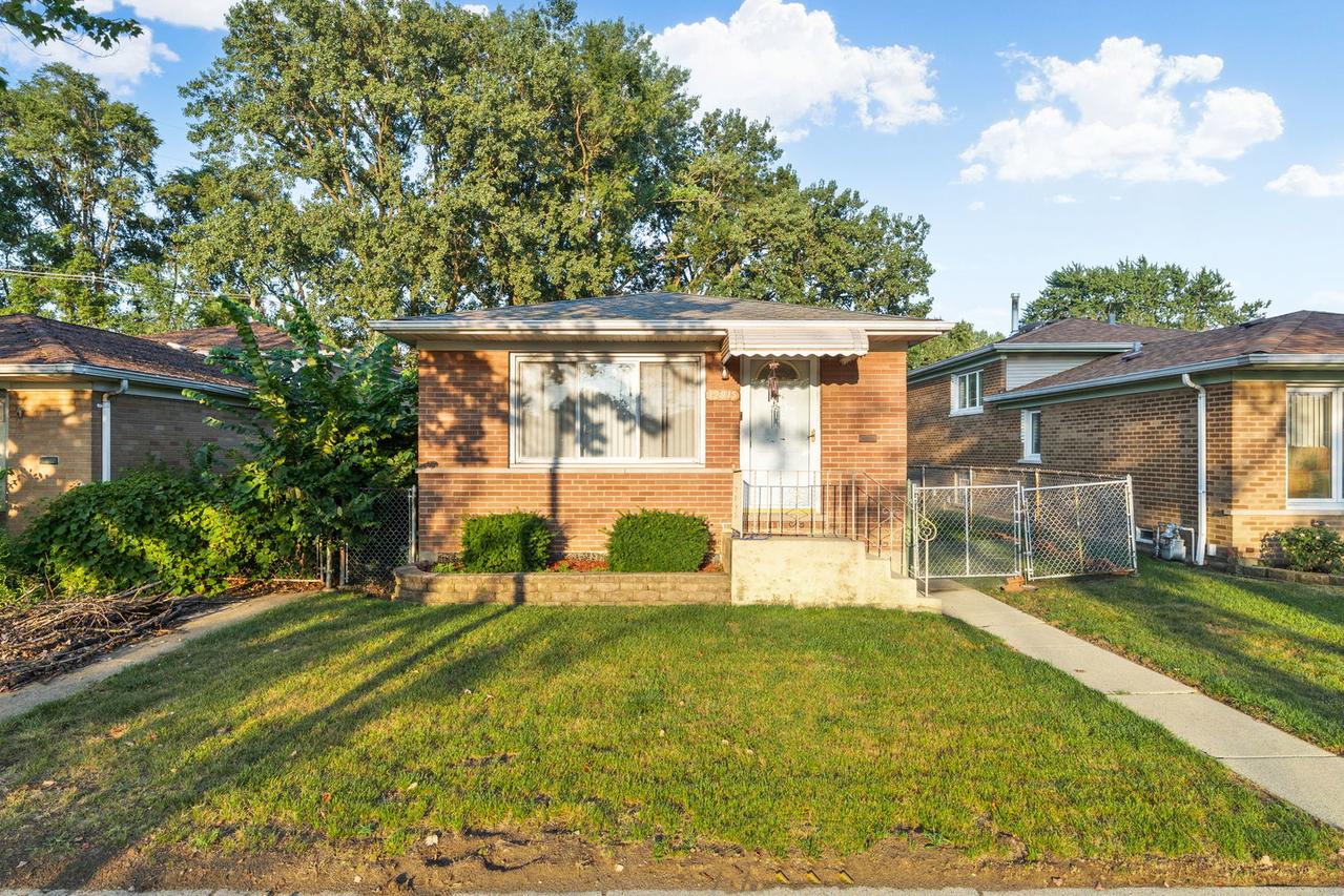 12915 S Houston Ave., Chicago, IL 60633