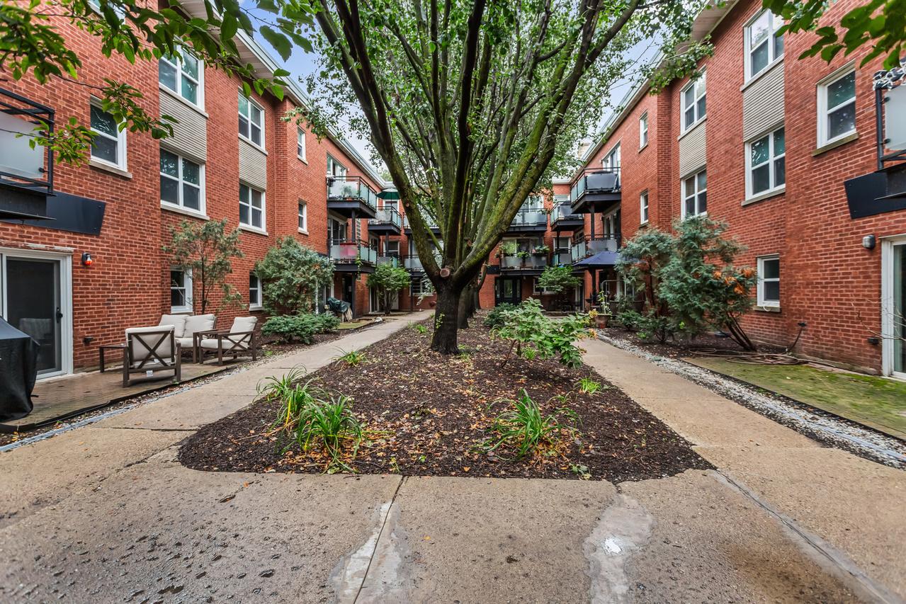 6431 N Damen Ave. #2E, Chicago, IL 60645