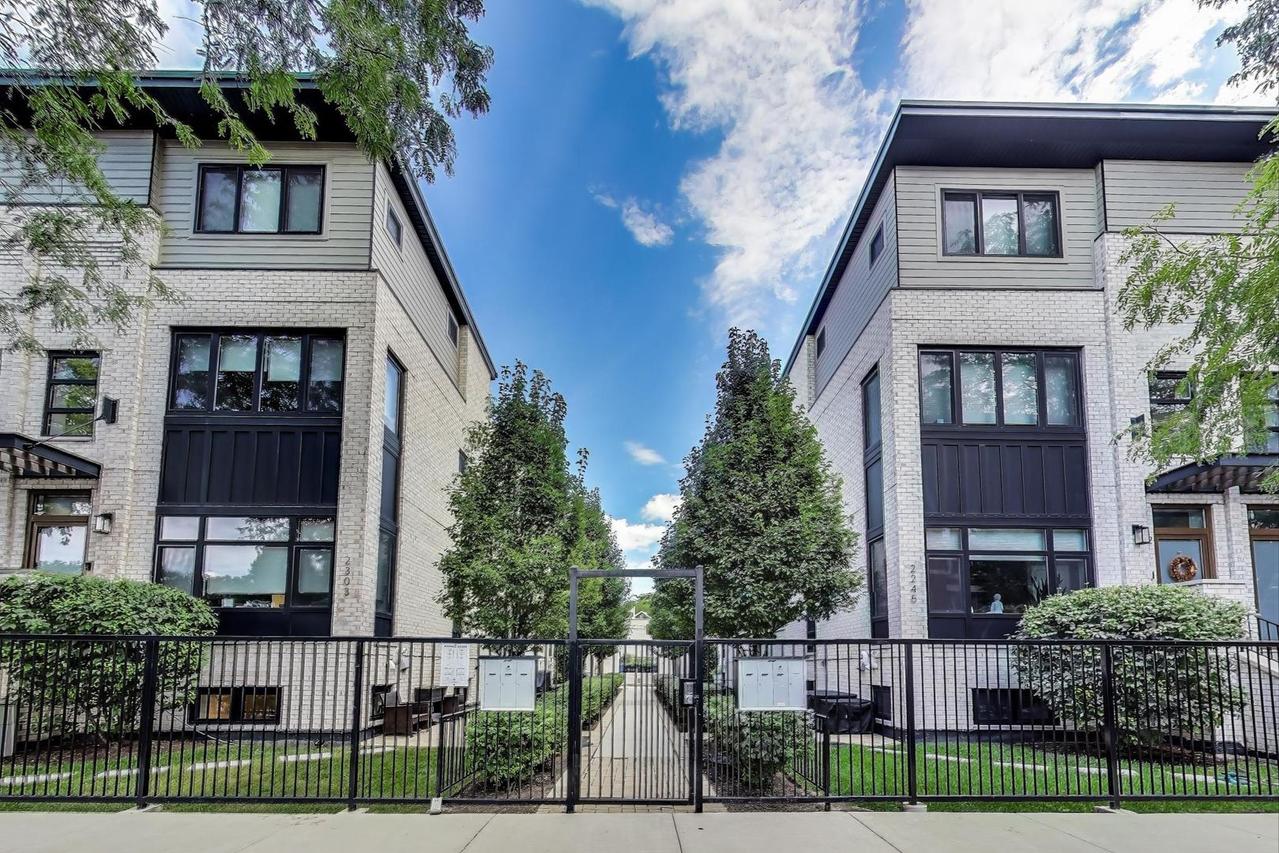 2301 N Rockwell St. #3, Chicago, IL 60647