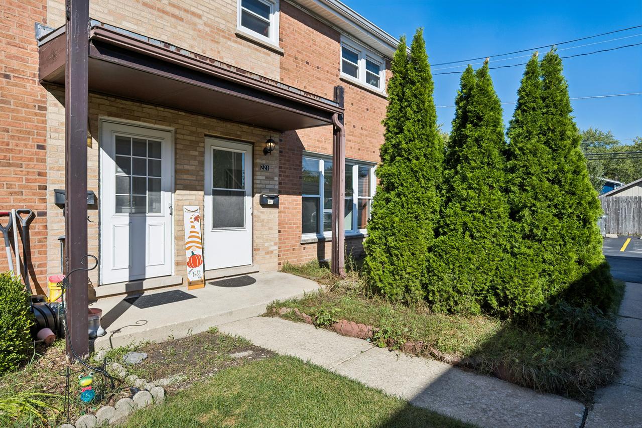 221 Linn Ct. #D, North Aurora, IL 60542