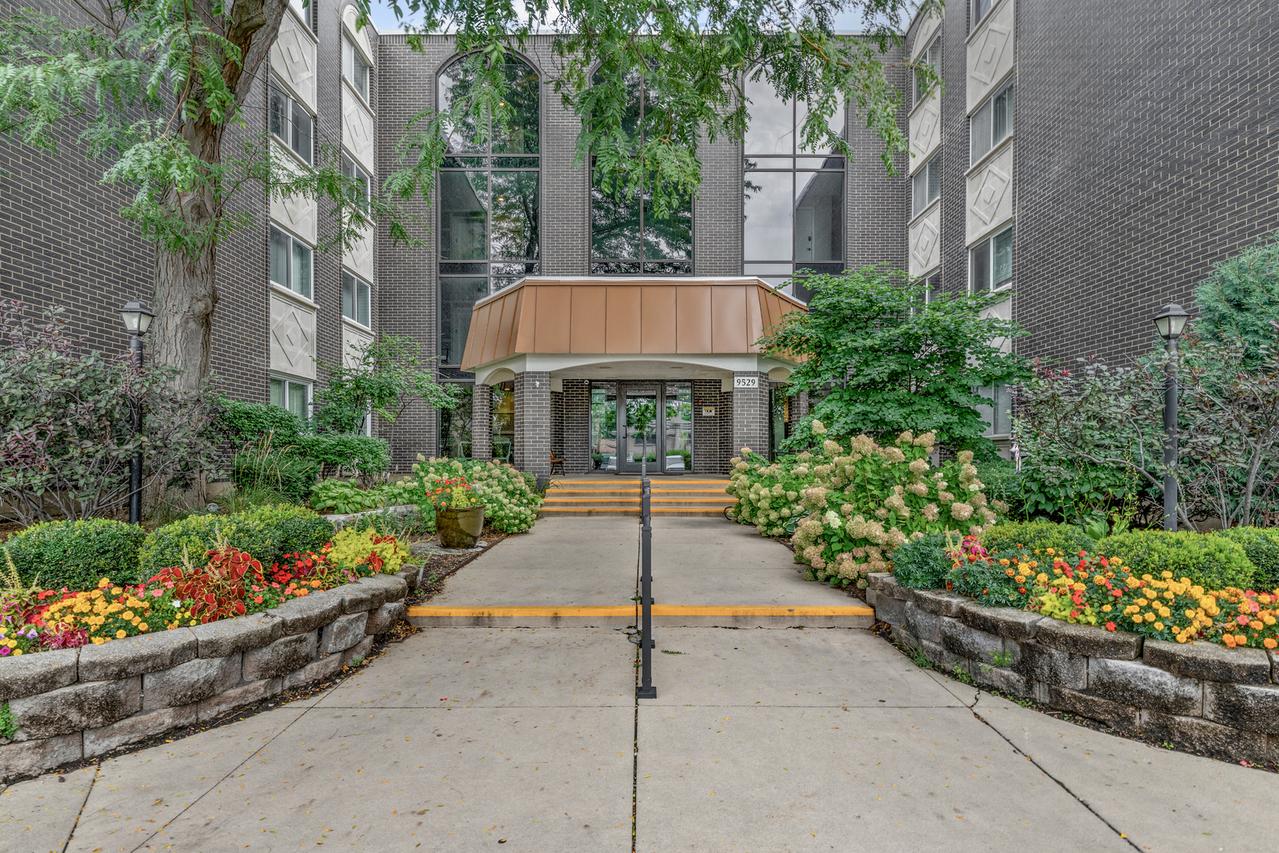 9529 Bronx Ave. #102, Skokie, IL 60077