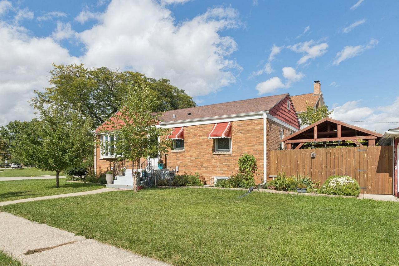 9945 Sunnyside Ave., Schiller Park, IL 60176