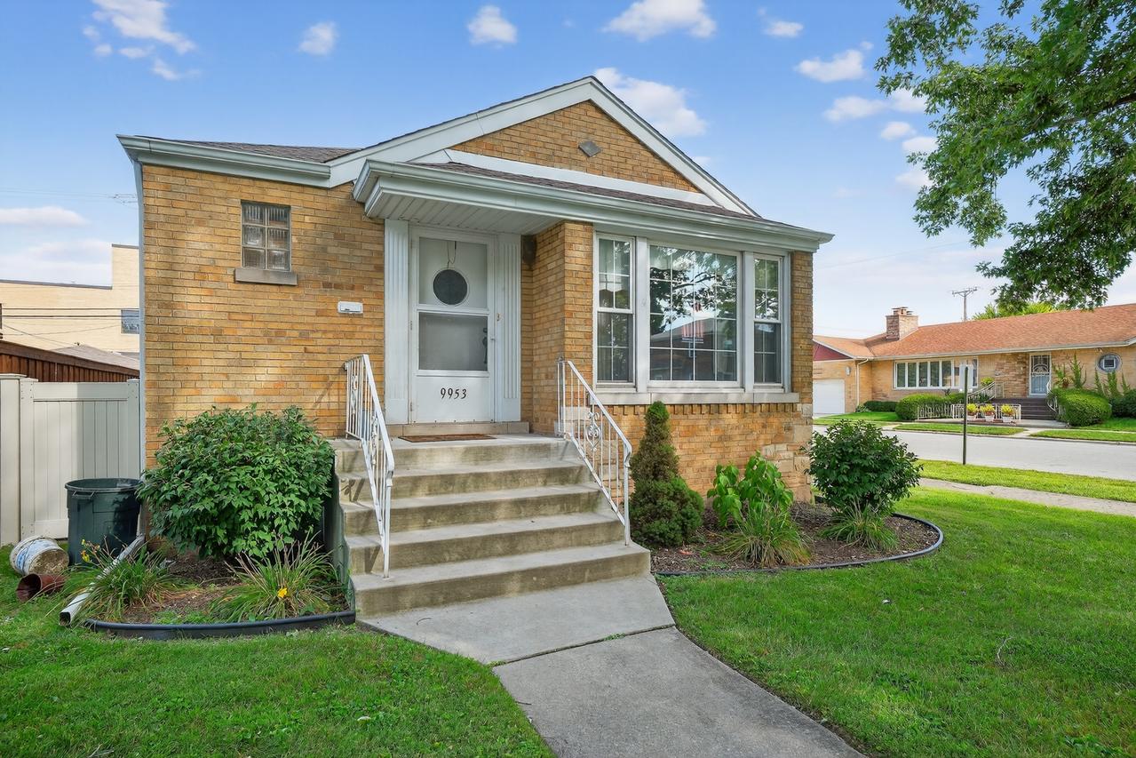 9953 S Sawyer Ave., Evergreen Park, IL 60805