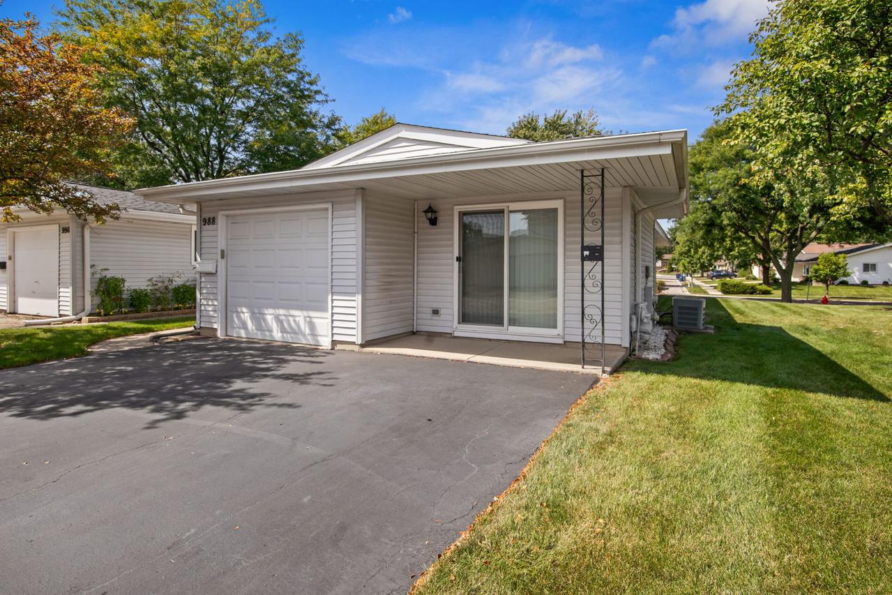 988 Chelsea Ln., Schaumburg, IL 60193