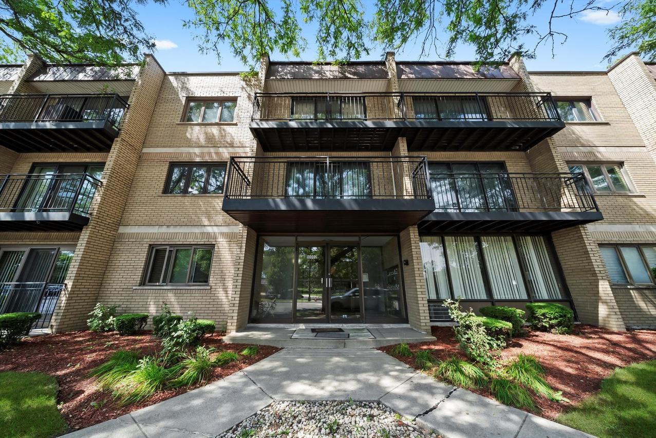 10002 S Pulaski Rd. #207, Oak Lawn, IL 60453