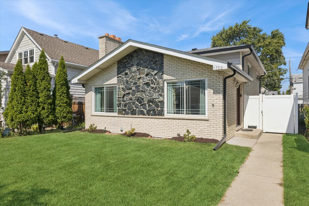 7702 W 66th St., Bedford Park, IL 60501