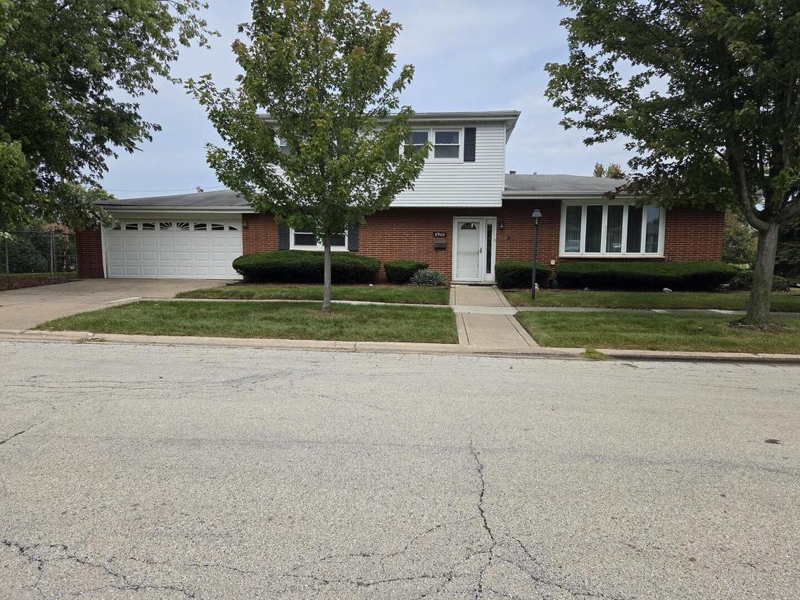 8900 W 93rd St., Hickory Hills, IL 60457