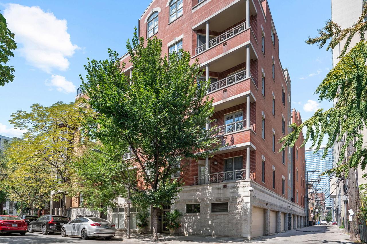 120 W Oak St. #3D, Chicago, IL 60610