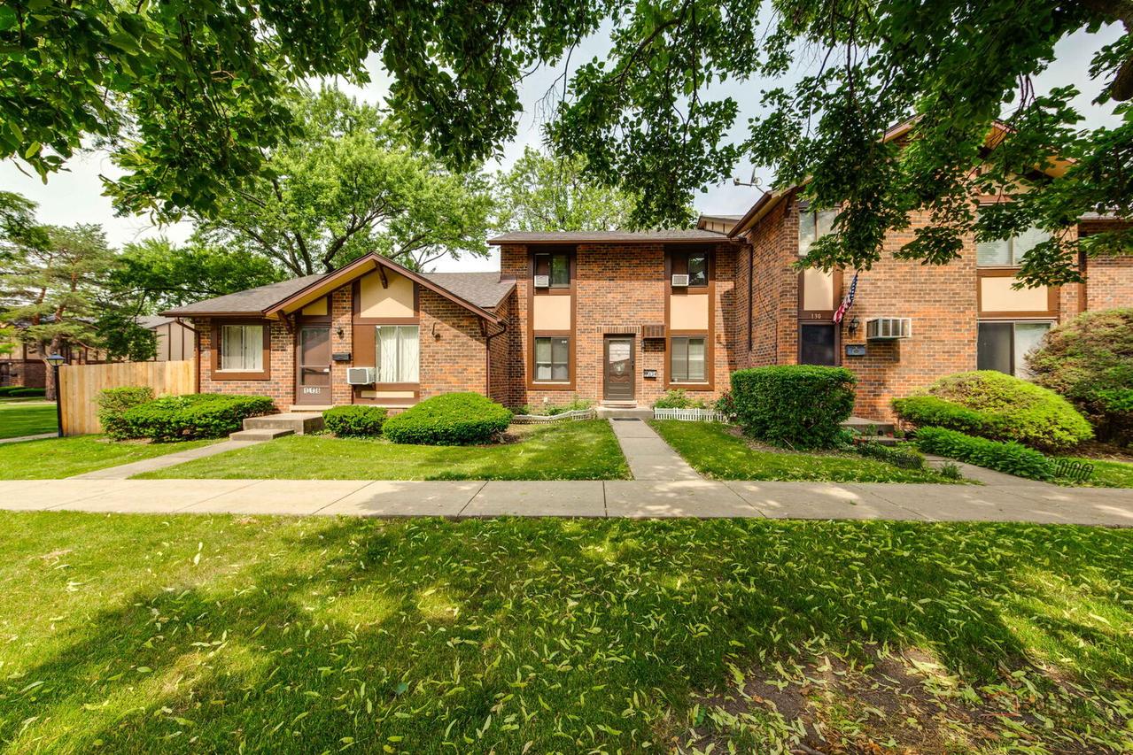 1S134 Holyoke Ln., Villa Park, IL 60181