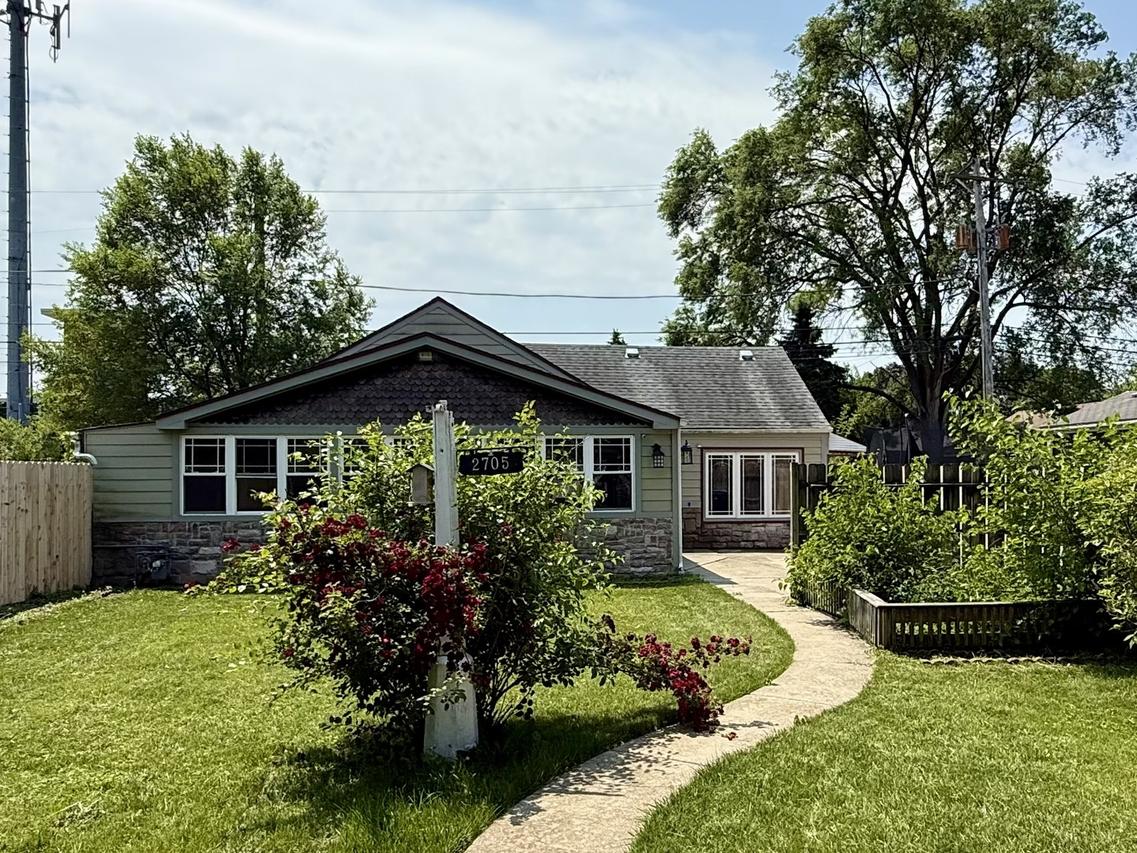 2705 W 98th St., Evergreen Park, IL 60805