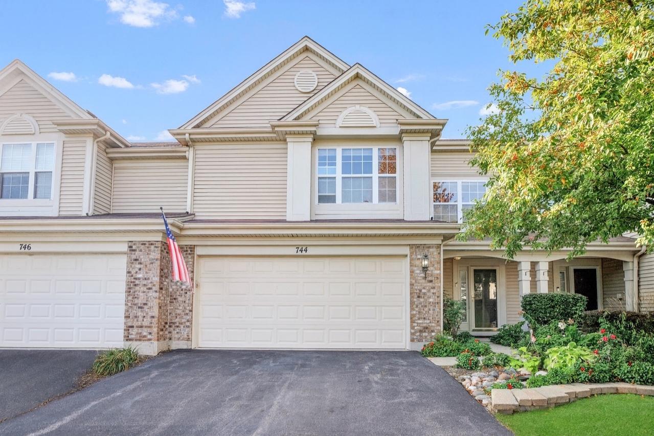 744 Lancaster Dr., Pingree Grove, IL 60140