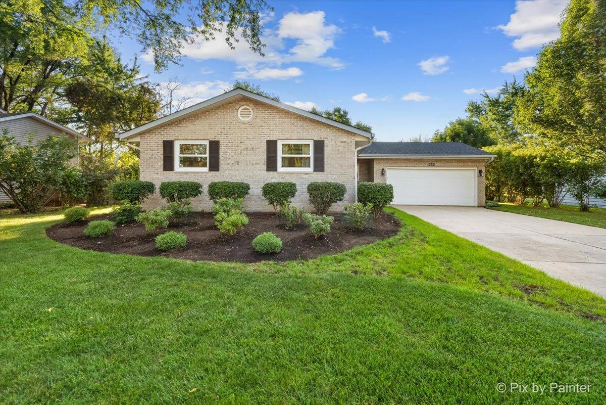 712 Aztec Dr., Carol Stream, IL 60188