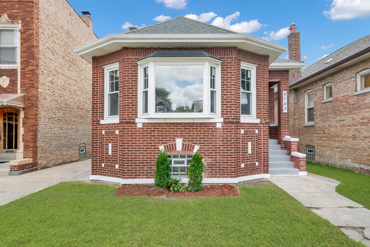 8743 S Kingston Ave., Chicago, IL 60617