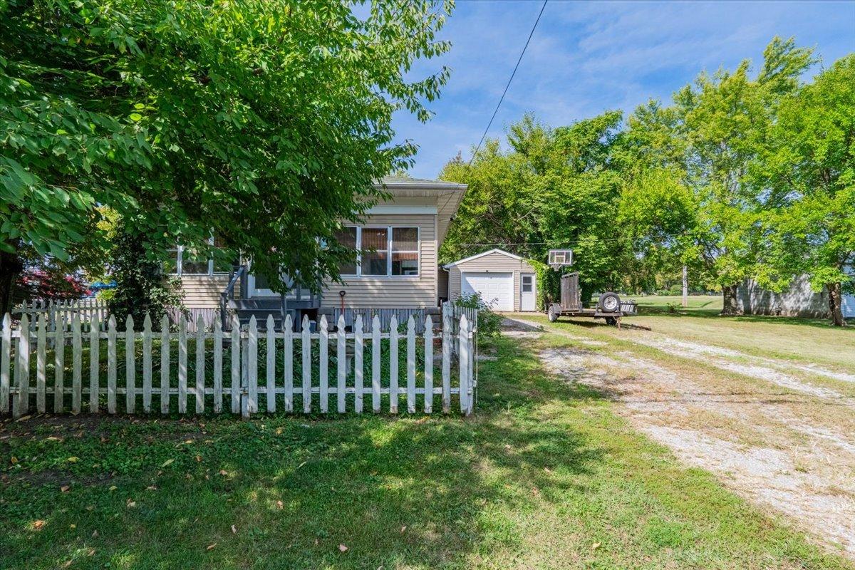 906 S Race St., Atlanta, IL 61723