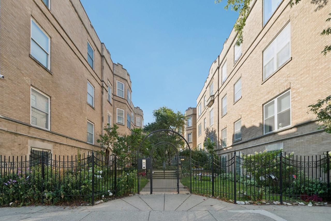 1321 W Fargo Ave. #2E, Chicago, IL 60626