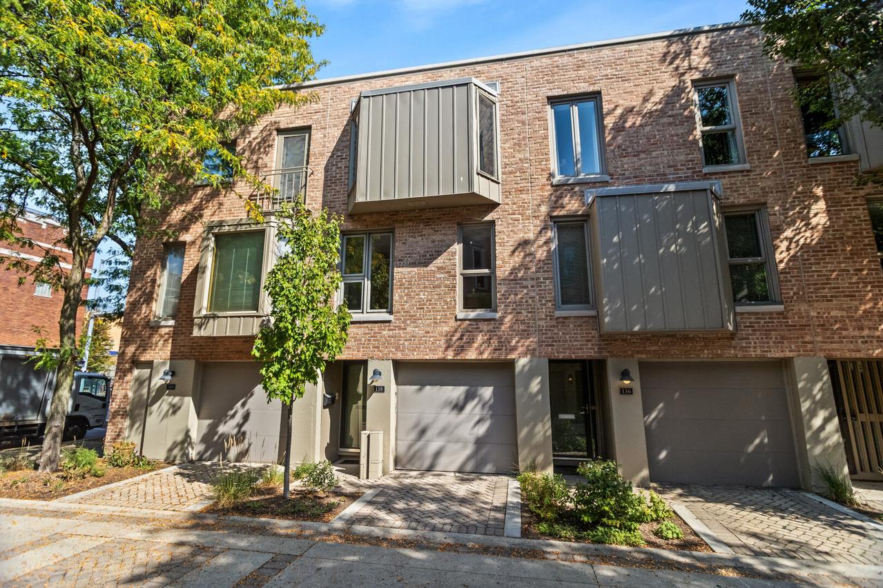 138 Frank Lloyd Wright Ln., Oak Park, IL 60302
