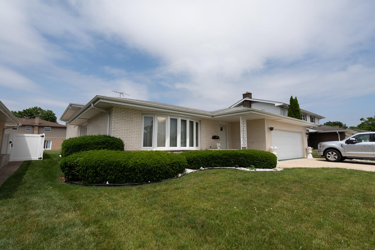 10916 Kingston St., Westchester, IL 60154