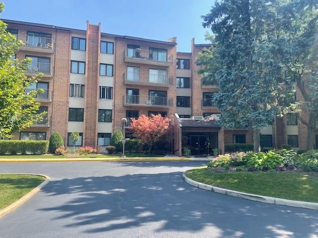 601 Lake Hinsdale Dr. #301, Willowbrook, IL 60527