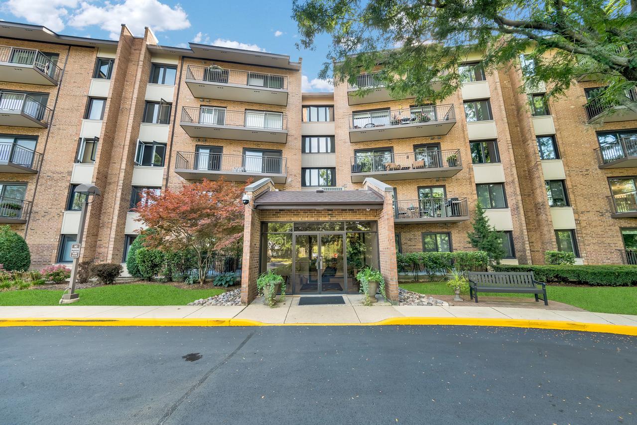 601 Lake Hinsdale Dr. #301, Willowbrook, IL 60527
