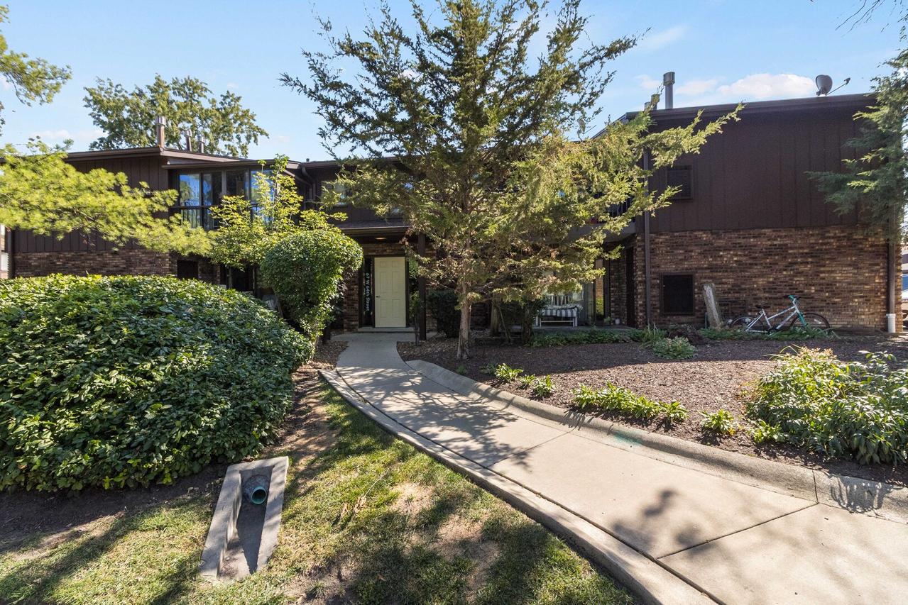 67 W 64th St. #101, Westmont, IL 60559