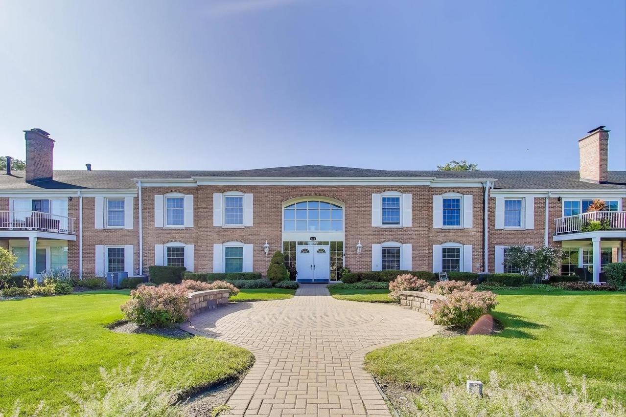 124 Carriage Way Dr. #212-B, Burr Ridge, IL 60527