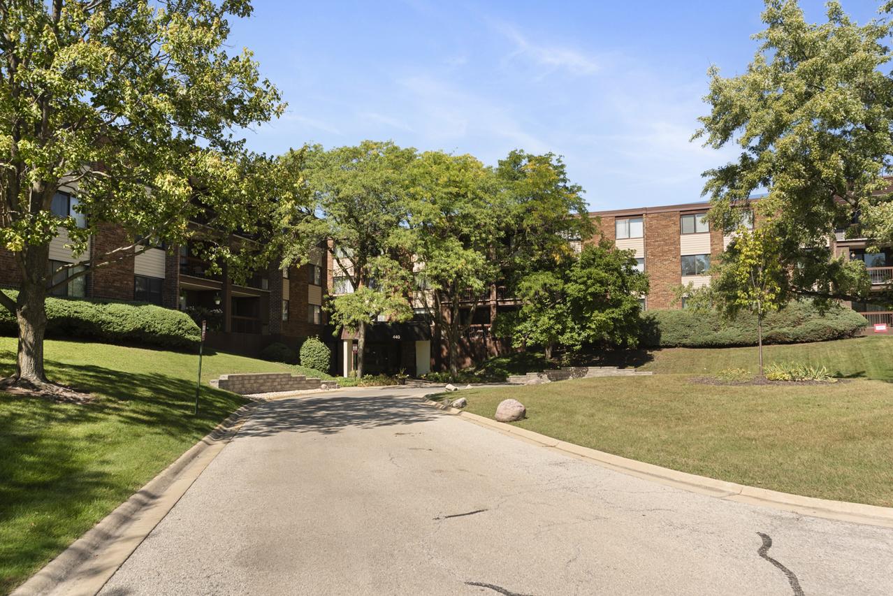 440 Raintree Ct. #1D, Glen Ellyn, IL 60137