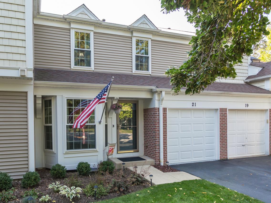 21 E Shag Bark Ln., Streamwood, IL 60107