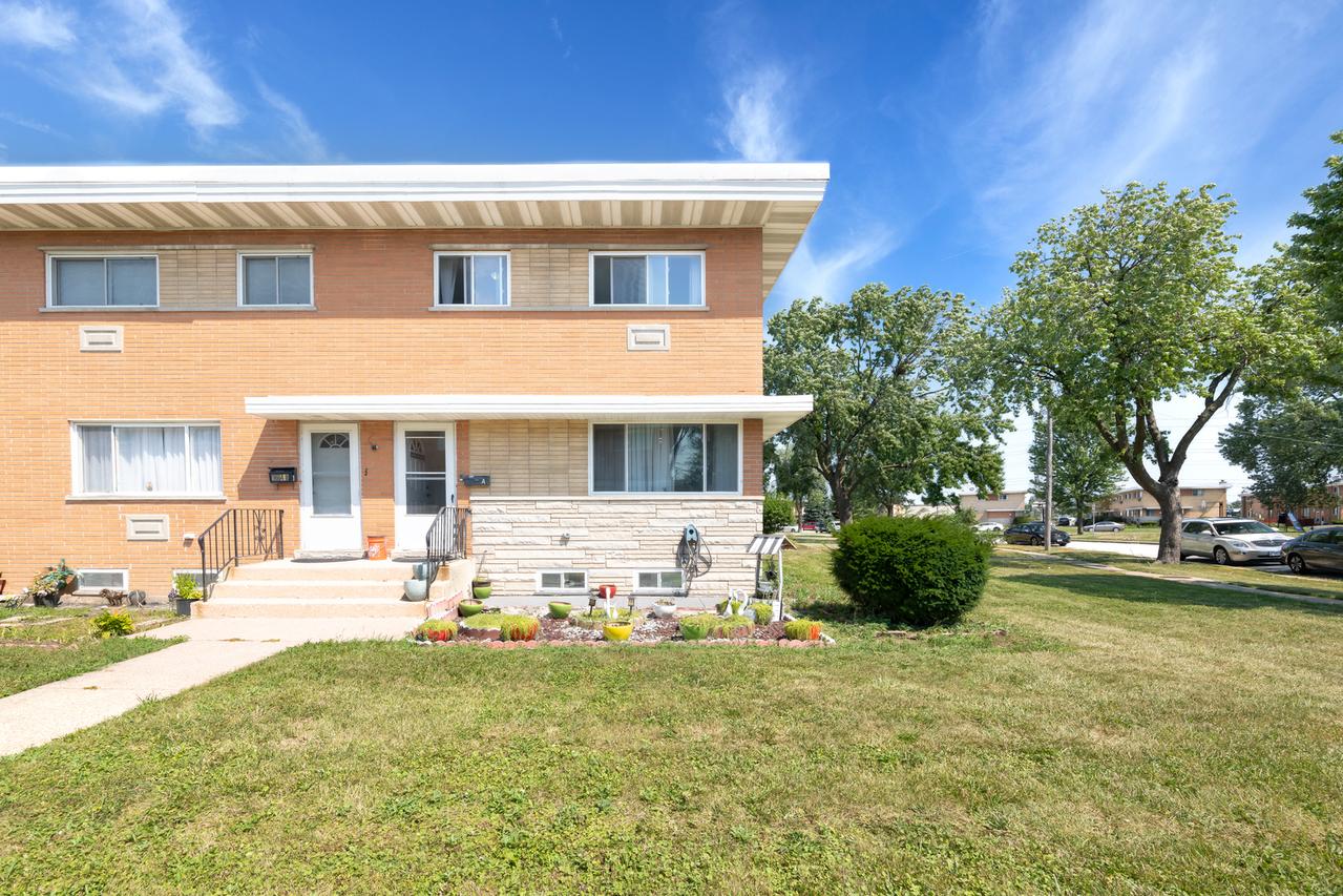 9664 Lois Dr. #A, Des Plaines, IL 60016