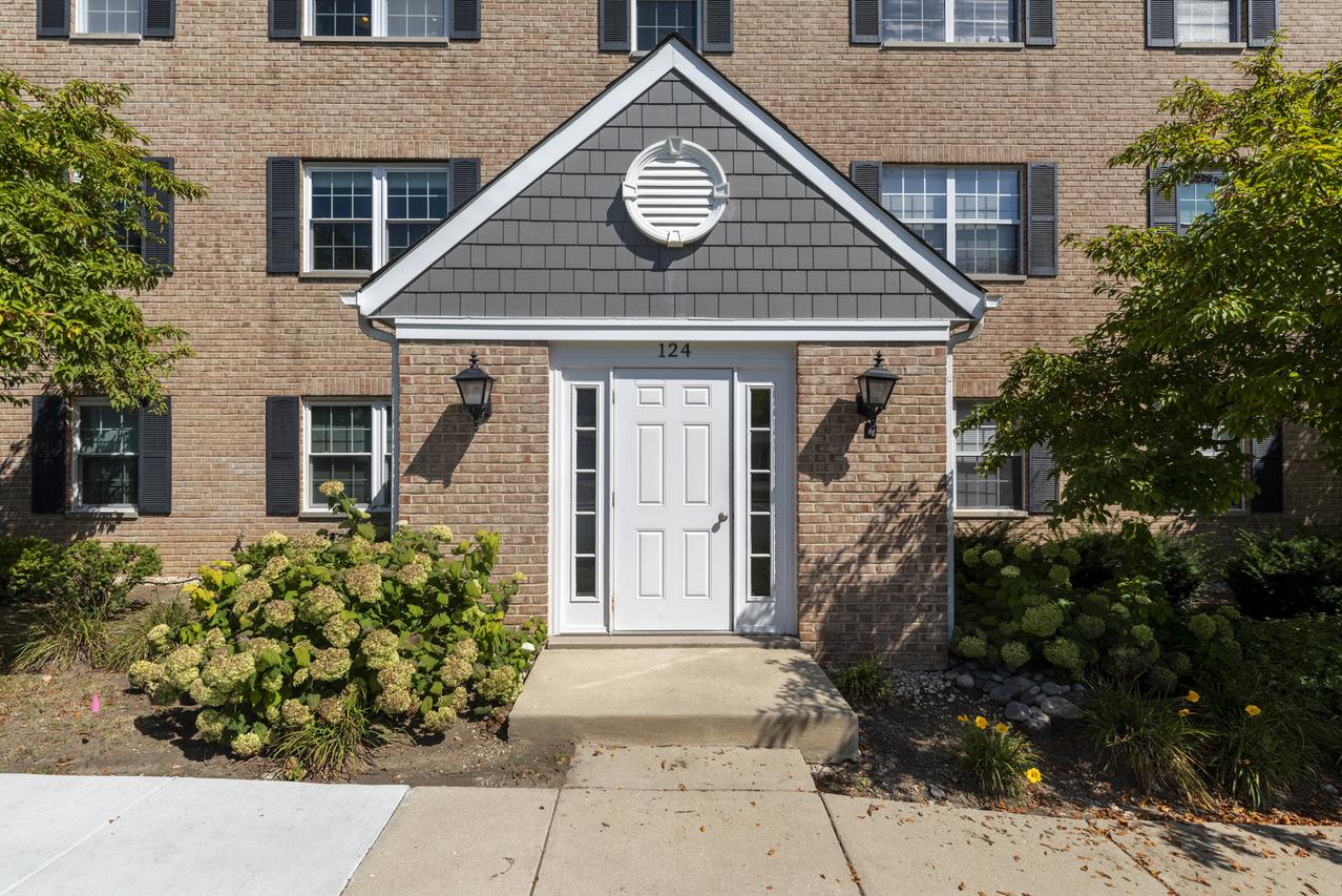 124 E Winchester Rd. #F, Libertyville, IL 60048