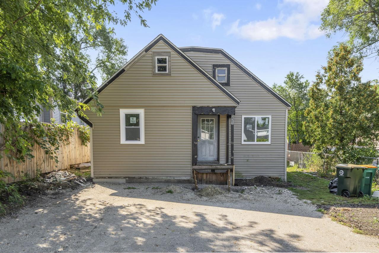 321 Beachview Dr., Round Lake Beach, IL 60073