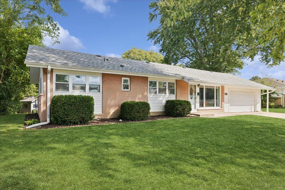 370 Flagstaff Ln., Hoffman Estates, IL 60169