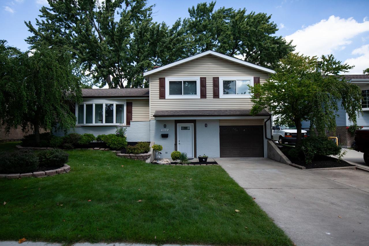 9012 W 89th St., Hickory Hills, IL 60457