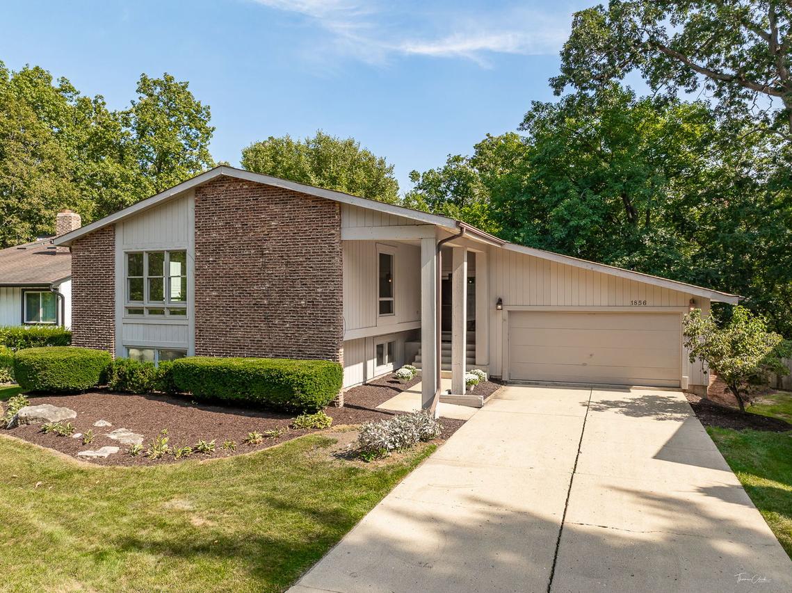 1856 Carriage Hill Rd., Lisle, IL 60532