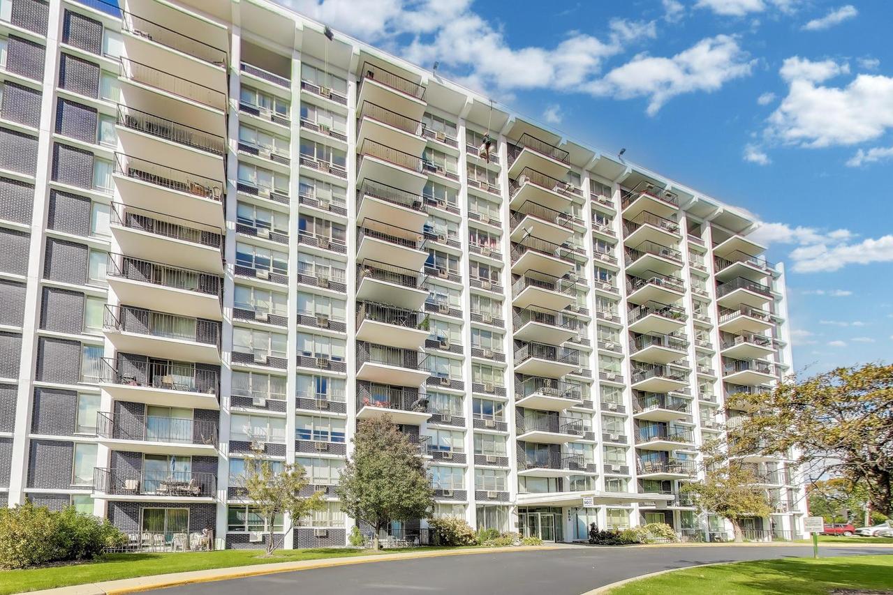 8809 W Golf Rd. #8I, Niles, IL 60714